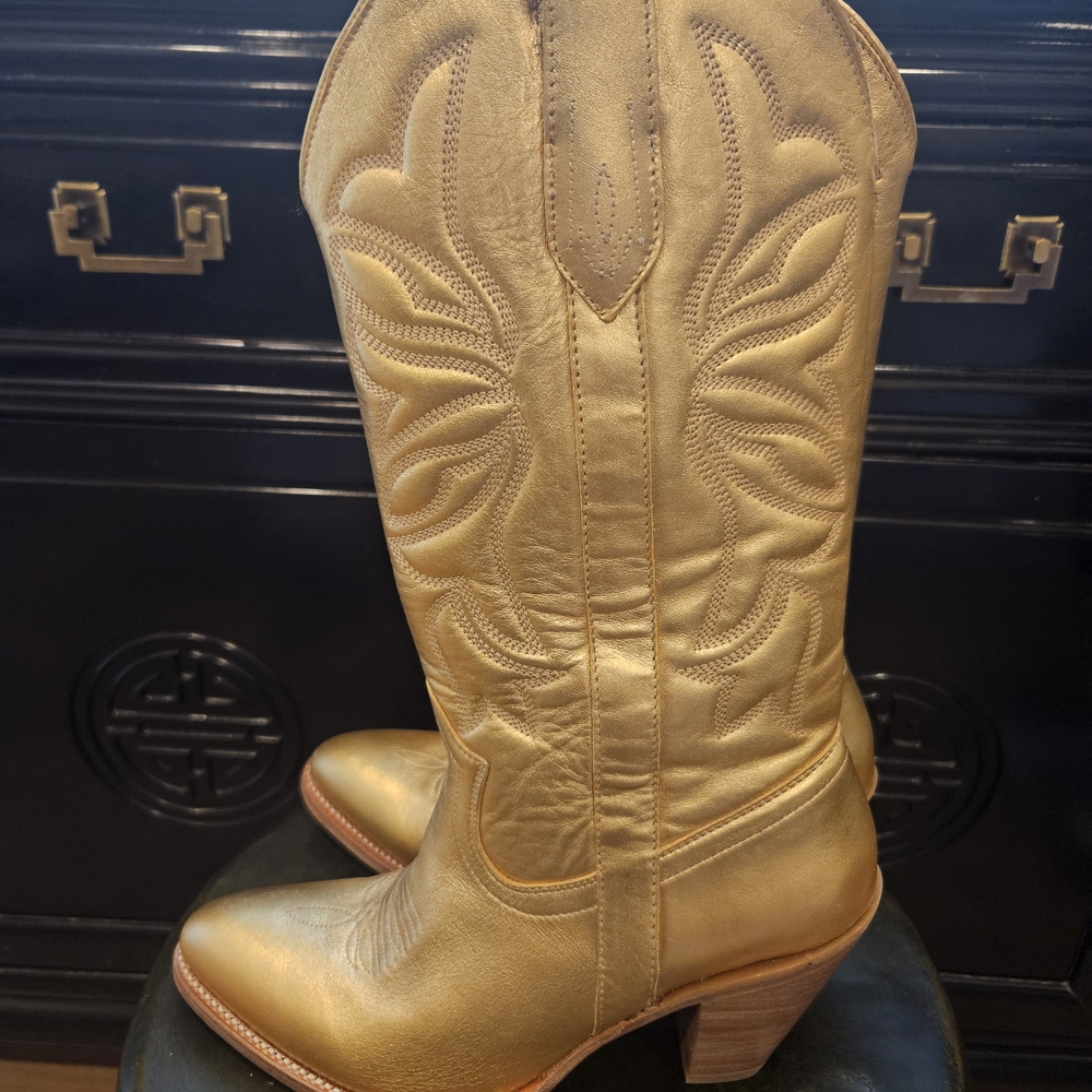 Idyllwind Gold Heeled Boots with Classic Western Style